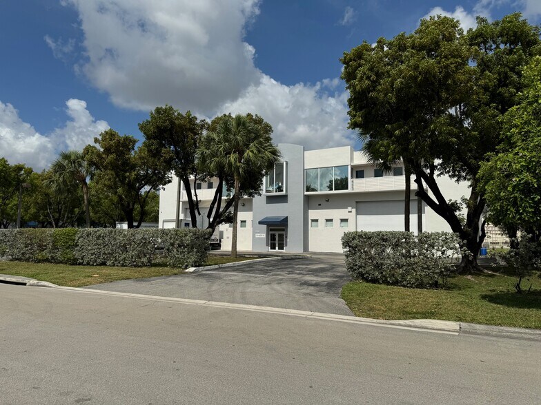 More Photos Of 2100 Nw 102nd Pl, Doral Warehouse For Lease