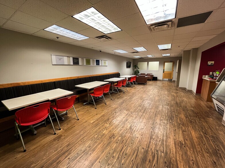 More Photos Of 1457 E 40th St, Cleveland Showroom For Lease