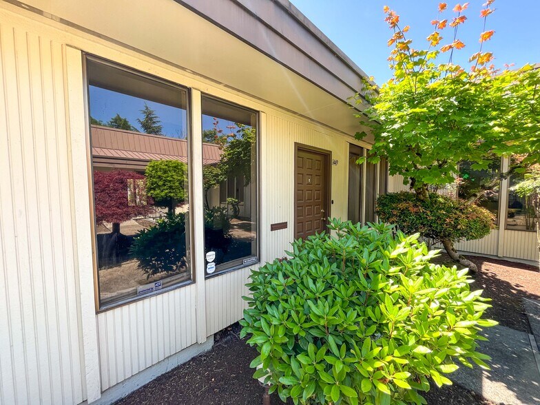 More Photos Of 1431-1449 Liberty St, Salem Office For Lease