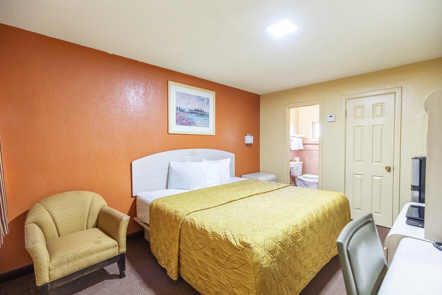 More Photos Of 1100 Main St, Knox City Hotel For Sale