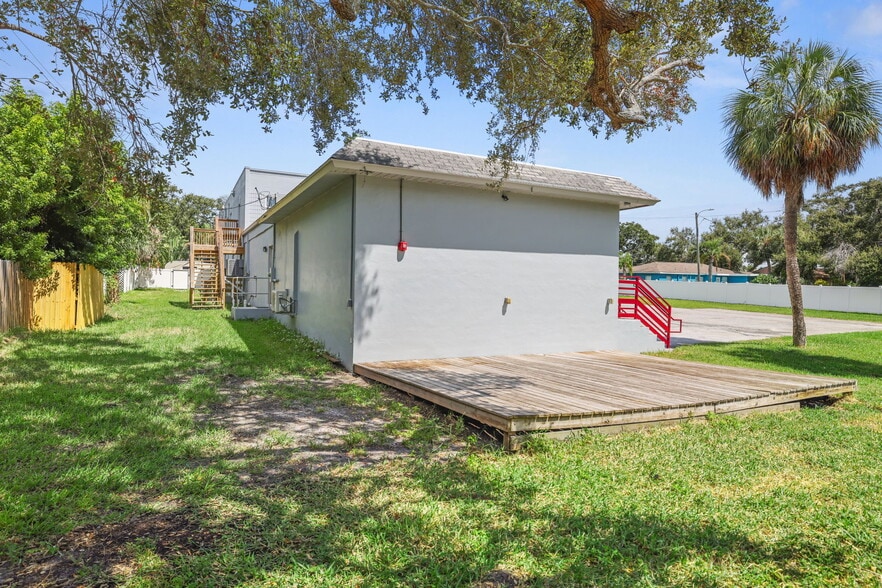 More Photos Of 10830 Navajo Dr, Saint Petersburg Showroom For Sale