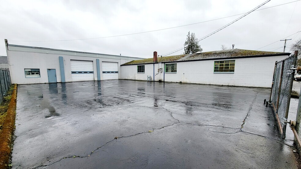 More Photos Of 2060 Warner St NE, Salem Warehouse For Sale