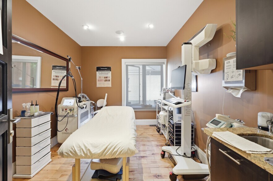 More Photos Of 58 King St W, Hamilton Office For Sale