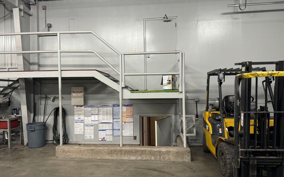 More Photos Of 425 N Broadway Ave, Riverton Light Distribution For Sale