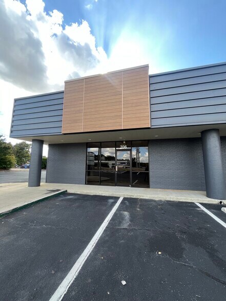 More Photos Of 706 Congaree Rd, Greenville Storefront Retail Office For Lease