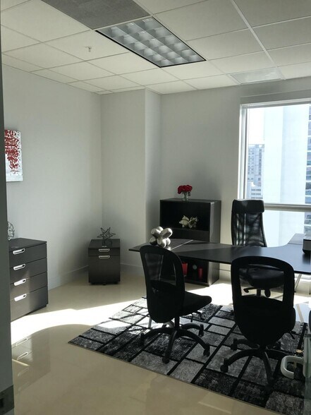 More Photos Of 175 SW 7th St, Miami Medical For Sale