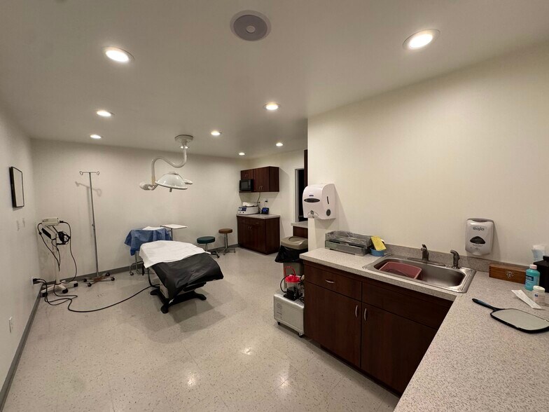 More Photos Of 2525 H St, Bakersfield Medical For Sale