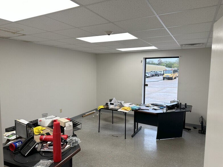 More Photos Of 10609 N Dual Dr, Baton Rouge Storefront For Lease