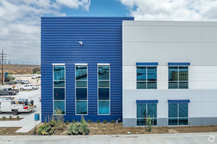 More Photos Of 485 E Santa Ana Ave, Bloomington Warehouse For Lease