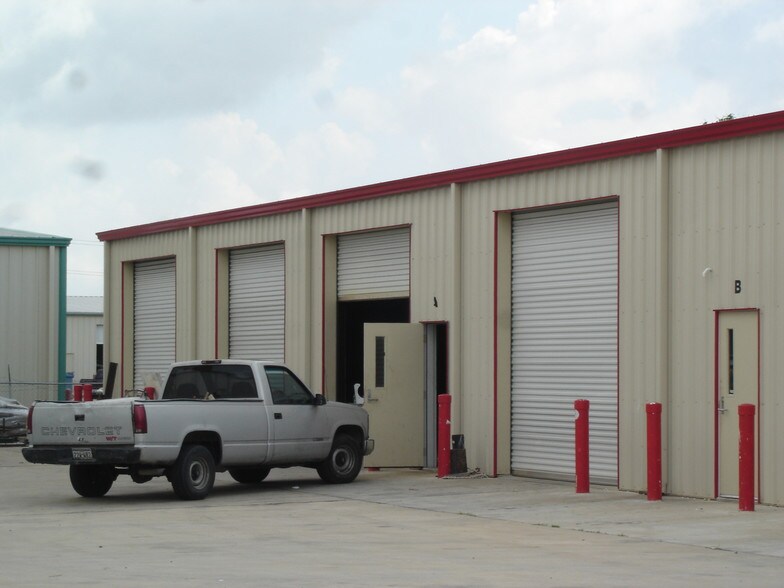 Primary Photo Of 1715 Dickinson Ave, League City Warehouse For Lease