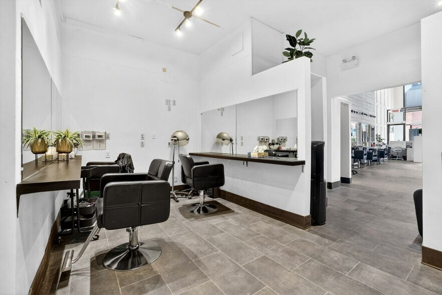 More Photos Of 1231-1233 Av Greene, Westmount Freestanding For Sale