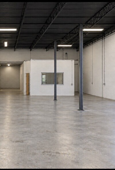 More Photos Of 1346 S Dixie Hwy, Hollywood Warehouse For Lease