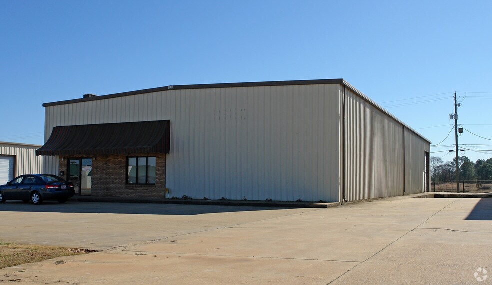 More Photos Of 34 Commerce Ave, Bessemer Distribution For Lease