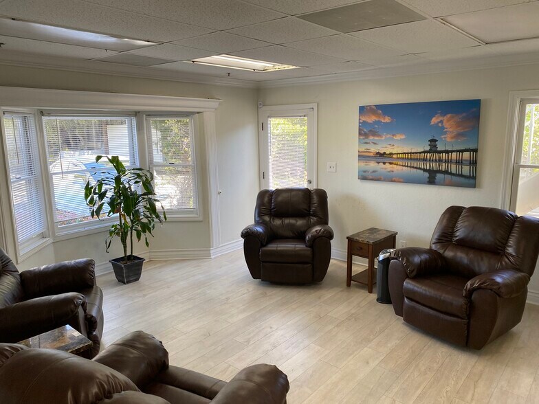 More Photos Of 2488 Newport Blvd, Costa Mesa Office For Lease