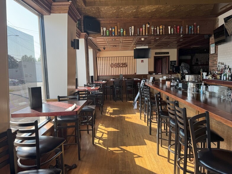 More Photos Of 12-30 Selden St, Woodbridge General Retail For Lease