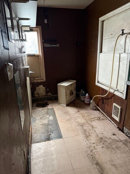 More Photos Of 5115 SE Foster Rd, Portland Freestanding For Lease