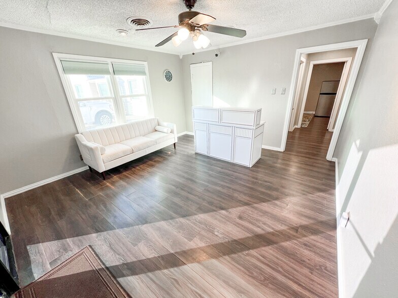 More Photos Of 1309 N Big Spring St, Midland Office For Lease