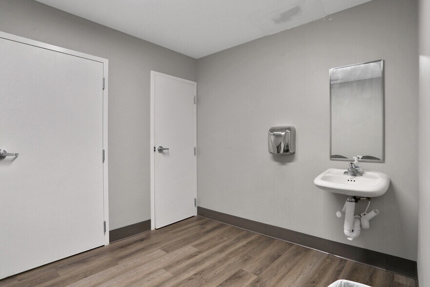 More Photos Of 3787 Old Middleburg Rd, Jacksonville Office For Sale