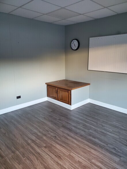 More Photos Of 380 Bennett Dr, Elk Grove Village Warehouse For Lease