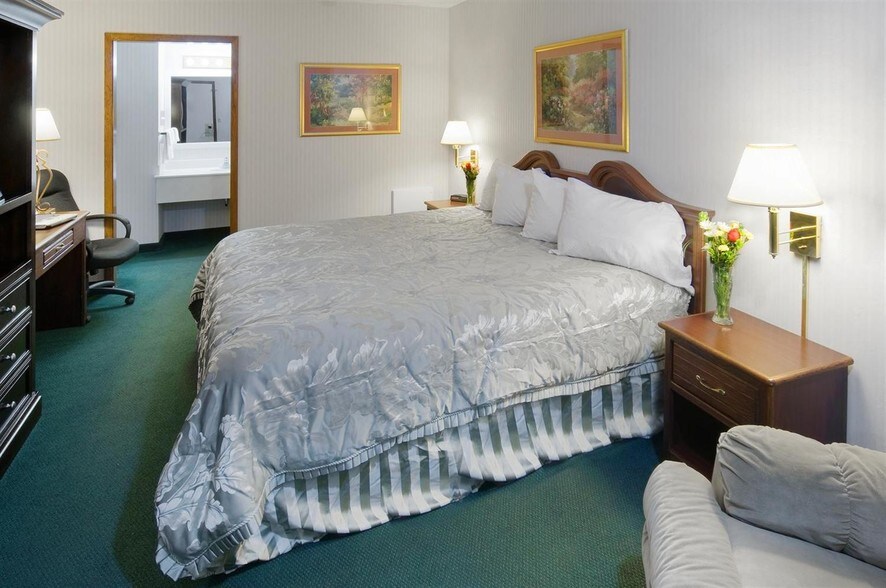 More Photos Of 2426 S Lincoln Ave, York Hotel For Sale