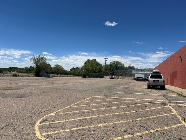More Photos Of 901 Saint Michaels Dr, Santa Fe Freestanding For Lease