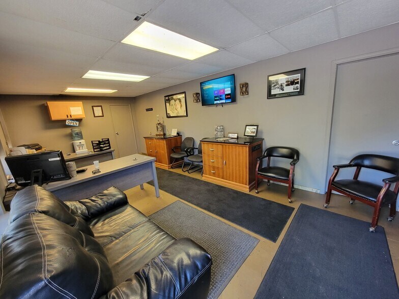 More Photos Of 25968 Waltz Rd, New Boston Auto Repair For Sale