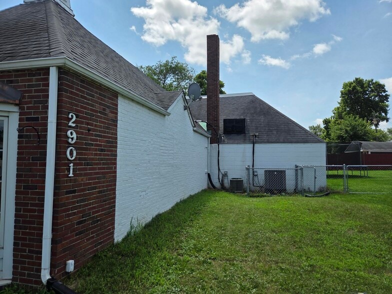 More Photos Of 2901 W 16th St, Indianapolis Freestanding For Sale