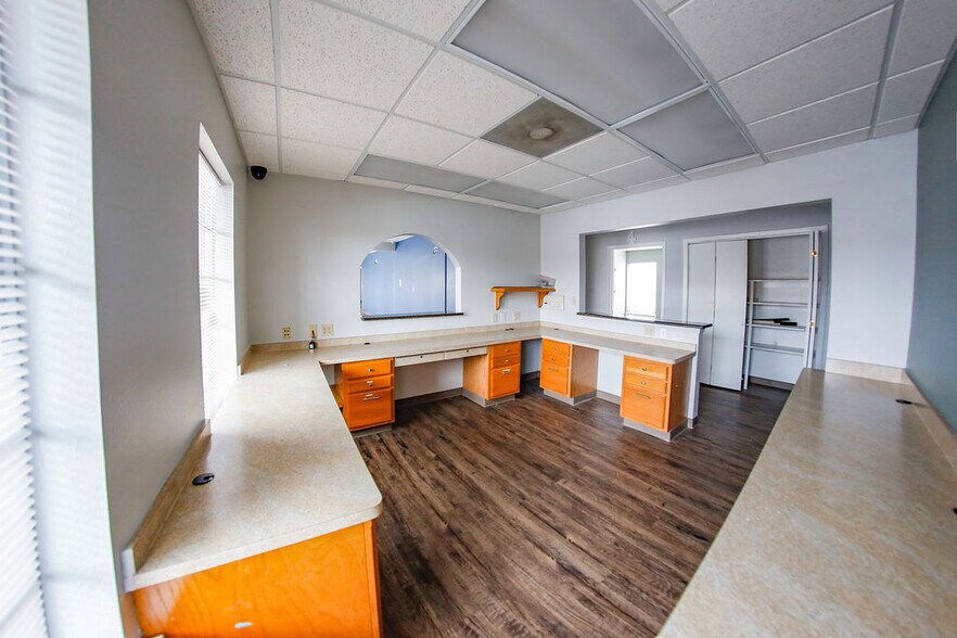 More Photos Of 4550 Lamar Ave, Paris Rehabilitation Center For Lease