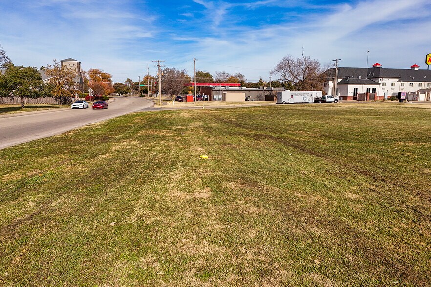 More Photos Of 1+/- Acre on Marcella & Huehl, Salina Land For Sale