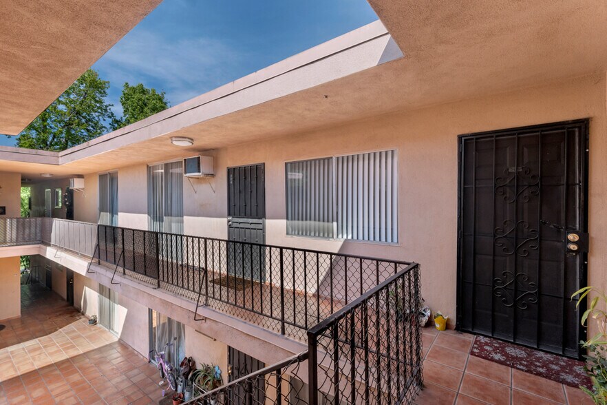 More Photos Of 729 Raleigh St, Glendale Apartments For Sale