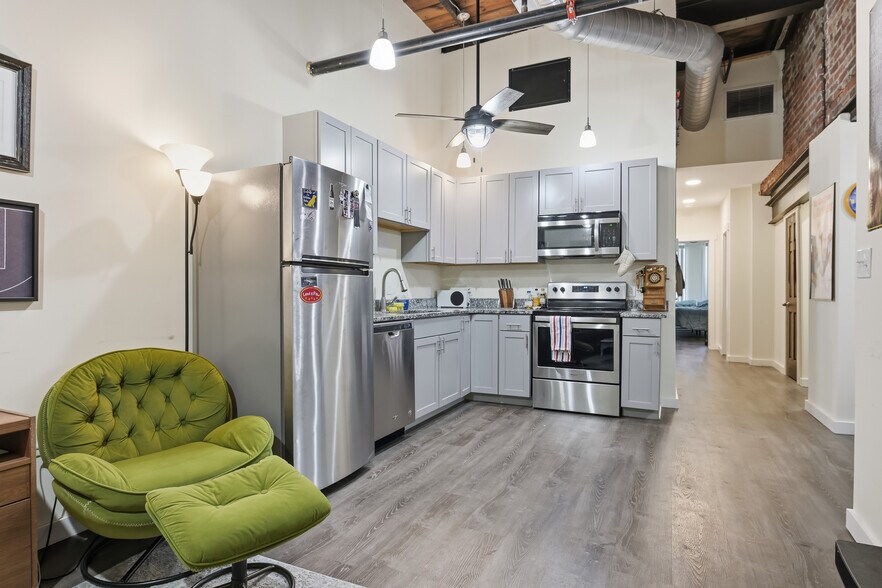 More Photos Of 833 N Market St, Wilmington Storefront Retail Residential For Sale
