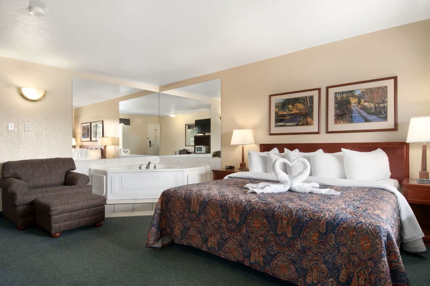 More Photos Of 101 Grove Pl, Drumheller Hotel For Sale