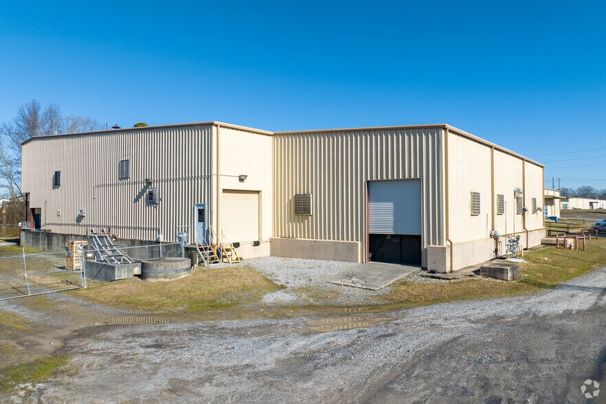 More Photos Of 715 S River Street, Calhoun Warehouse For Lease