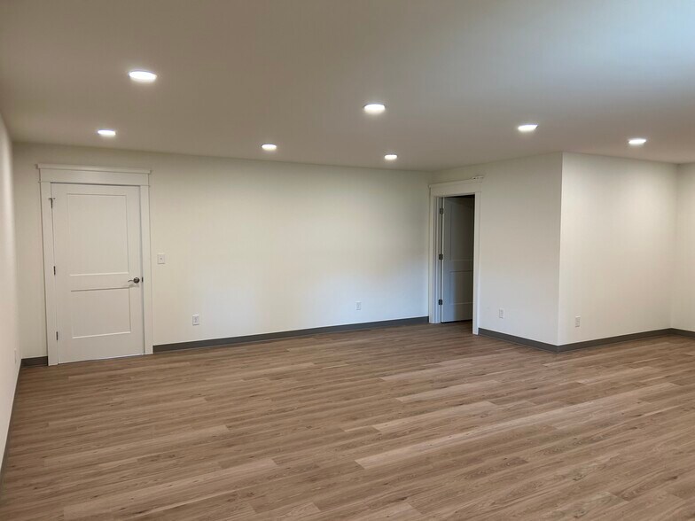 More Photos Of 1181 Fairground Rd, Madison Service For Lease