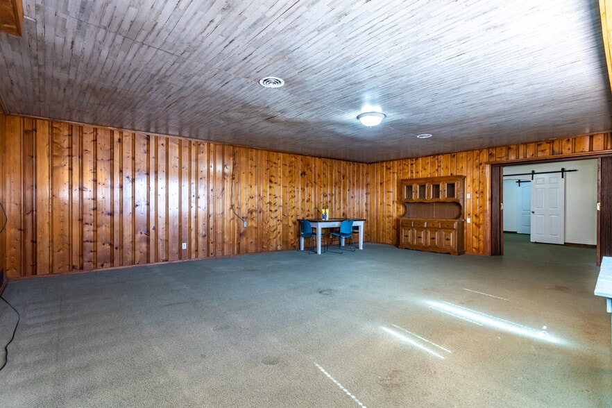 More Photos Of 2726 E Broadway, Alton Flex For Sale