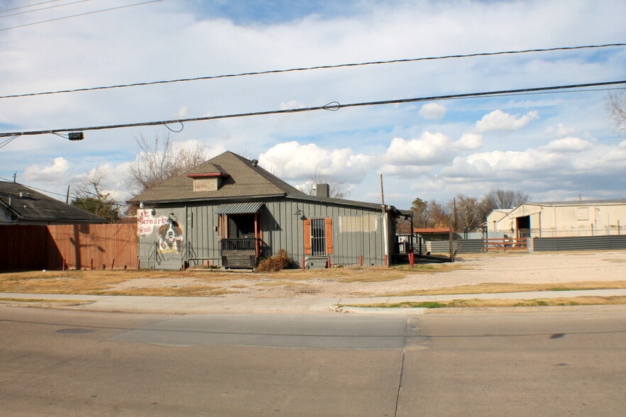 More Photos Of 3907 Canal St, Houston Bar For Lease