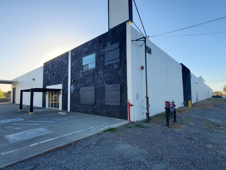 More Photos Of 250 Walsh Ave, Hamilton City Distribution For Sale