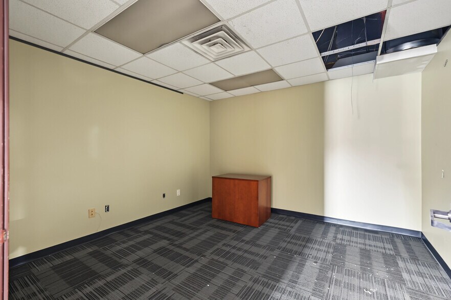 More Photos Of 15201 Mercantile Dr, Dearborn Light Manufacturing For Sale