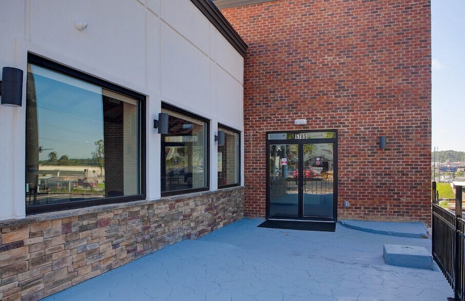 More Photos Of 5785 NE Roswell Rd, Atlanta Restaurant For Sale