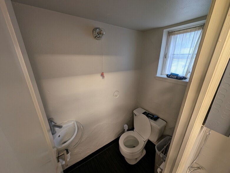 More Photos Of 7707-7709 Clayton Rd, Saint Louis Office For Lease