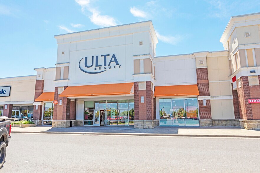 More Photos Of 701 W Shawnee Byp, Muskogee Department Store For Sale