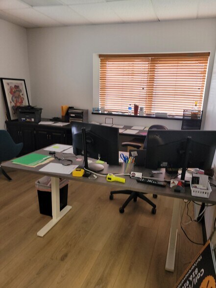 More Photos Of 6214 NW Kelly Dr, Parkville Flex For Lease