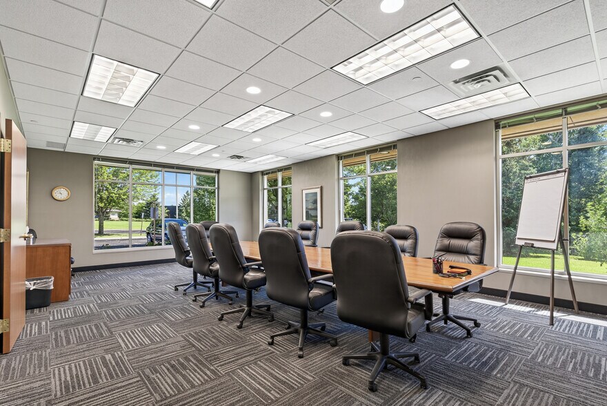 More Photos Of 5505 Cottonwood Ln, Prior Lake Office For Sale