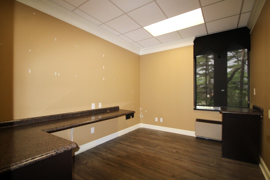 More Photos Of 9911 Shelbyville Rd, Louisville Office For Sale