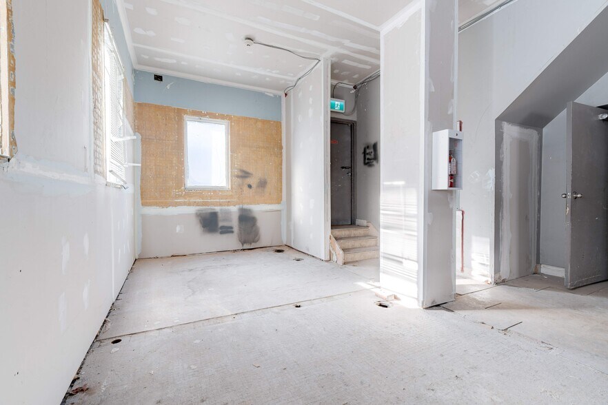 More Photos Of 90 John St S, Hamilton Storefront Retail Residential For Lease