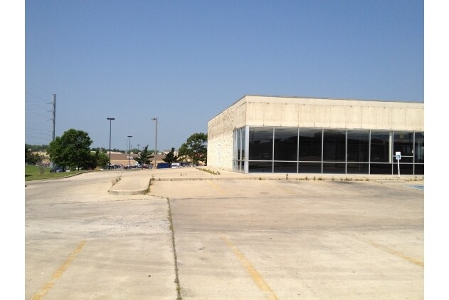 More Photos Of 1427 N Country Club Rd, Ada Freestanding For Sale