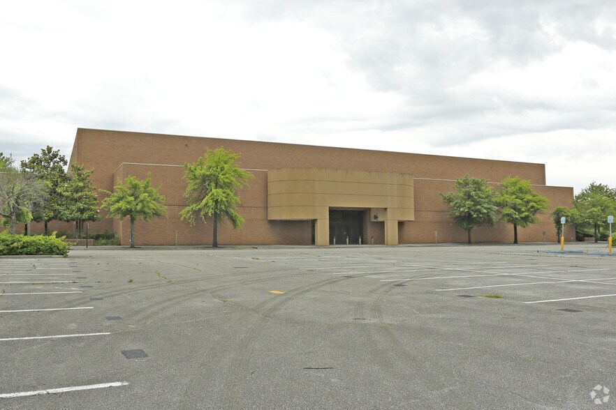 Primary Photo Of 2915 Knoxville Center Dr, Knoxville Freestanding For Sale