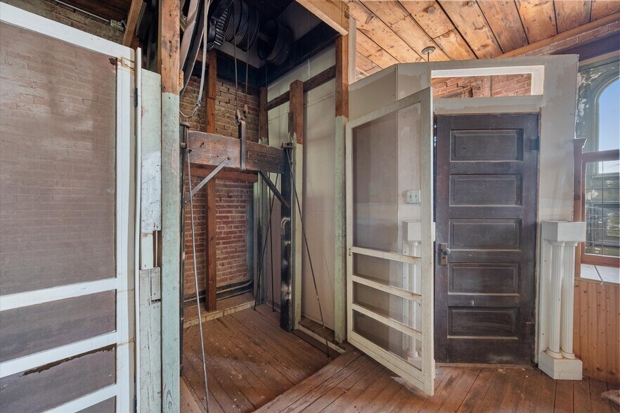 More Photos Of 107 S Beaton St, Corsicana Storefront For Sale