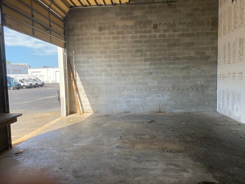 More Photos Of 10801 Sunset Plaza Cir, Fort Myers Showroom For Lease