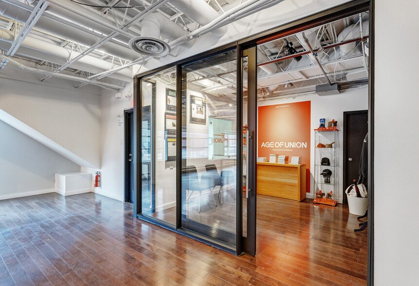 More Photos Of 7049 Rue Saint-Urbain, Montréal Showroom For Sale